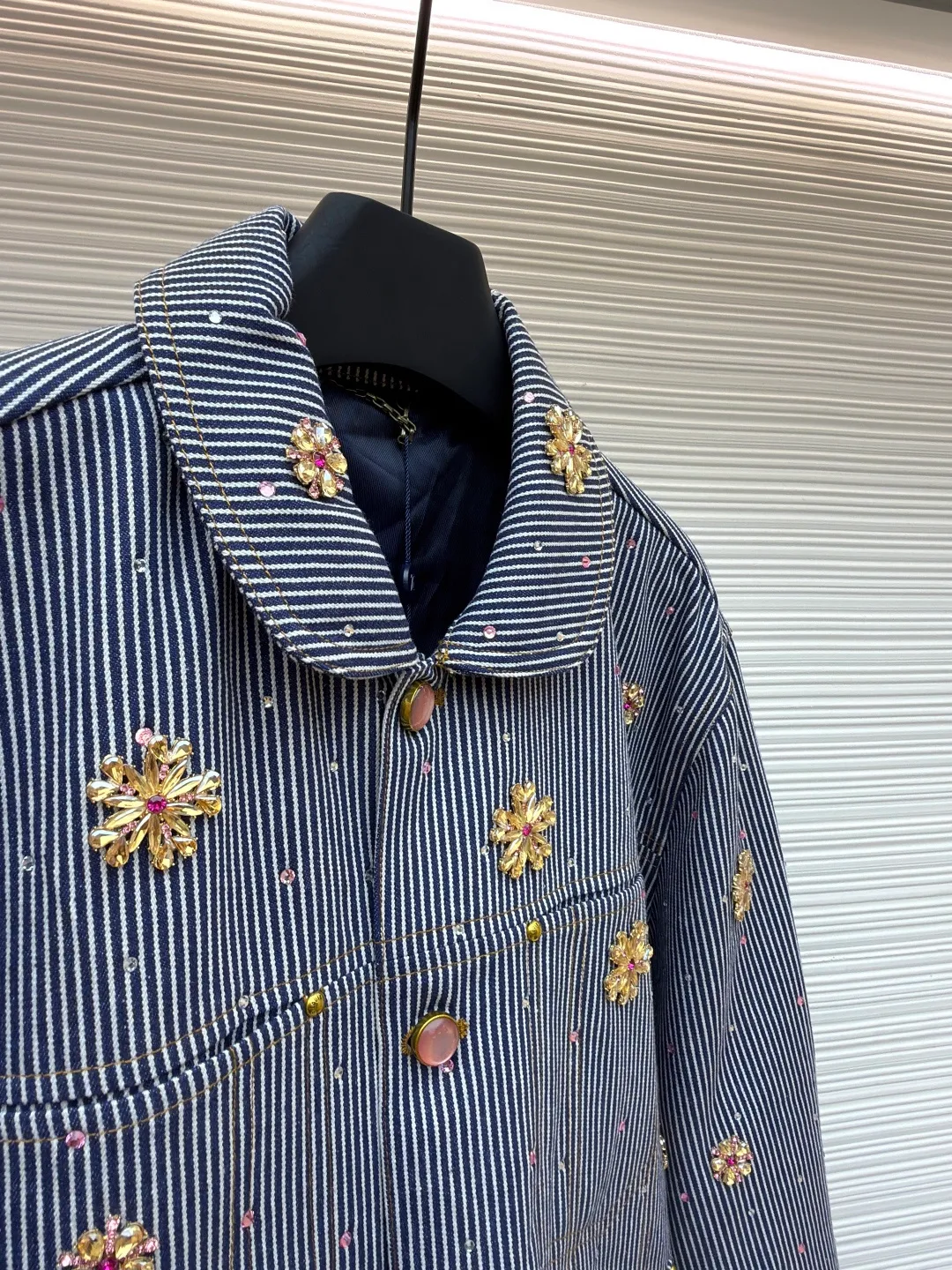 LOUISVUITTON Nigo hickory color cherry blossom rhinestone new denim jacket ●Original version: 69500 ​​purchase and development ●Item number: 1680734-E10 ●Fabric: denim fabric ●Technology: rhinestone production ●Version: fitted version ●Weight: about 1220 grams ●Size: 46-48-50-52 ●Description: New joint brand, high-order quality, the highest version on the market! Heavy-duty hand-sewn cherry blossom diamonds, precise positioning, extremely time-consuming, comparable to the original, a fashion item worthy of your collection, the overall wiring is straight and delicate, the fabric is comfortable and soft, the color is consistent and no color difference. It can be matched with the same style to create a fashionable look, to control various occasions, customized accessories, complete three standards, the same style for men and women!
